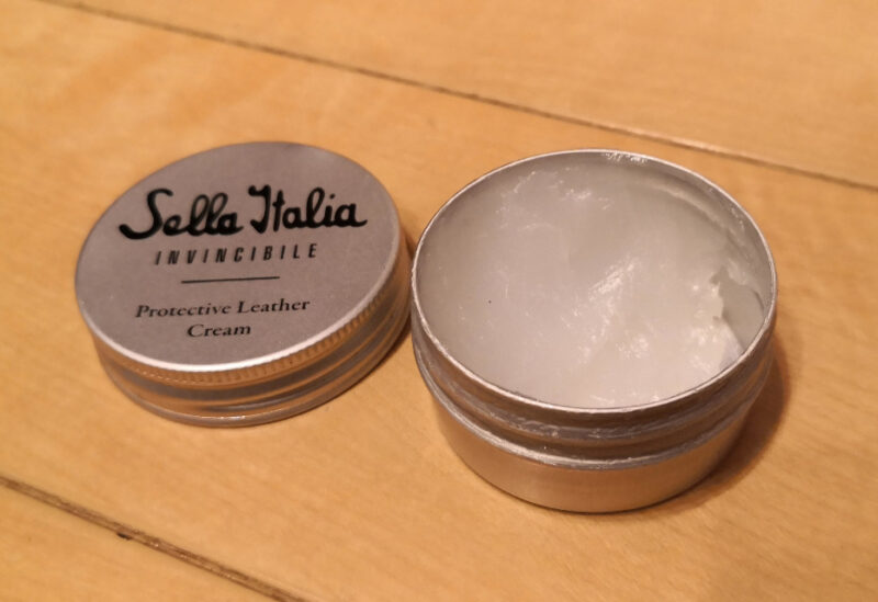 Sella Italia付属のレザークリーム。いい香りだ。